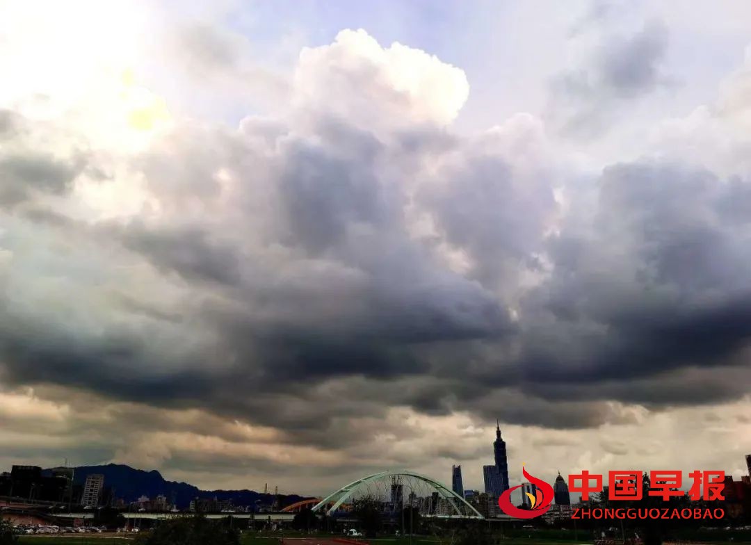 阴云笼罩下的台北。