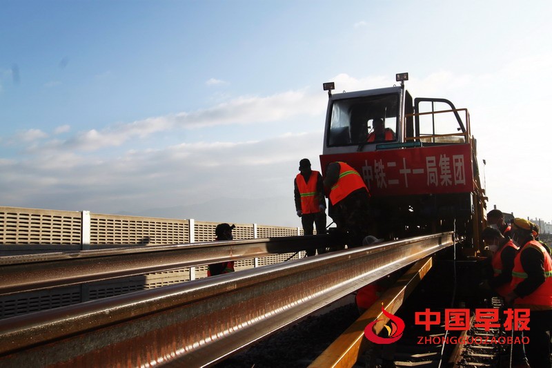 1610800967471095.jpg 图2-铺轨机正在吞吐牵引长钢轨。.jpg