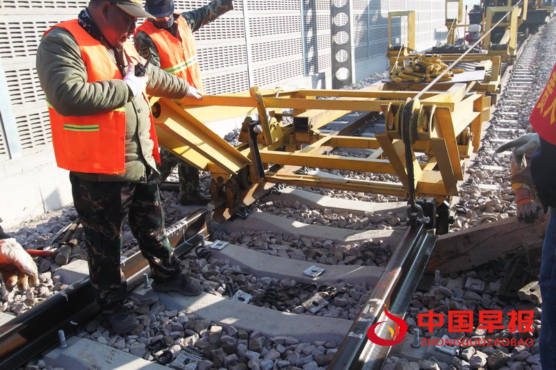 1610801006176344.jpg 图4-长钢轨平稳落在轨道板上。.jpg