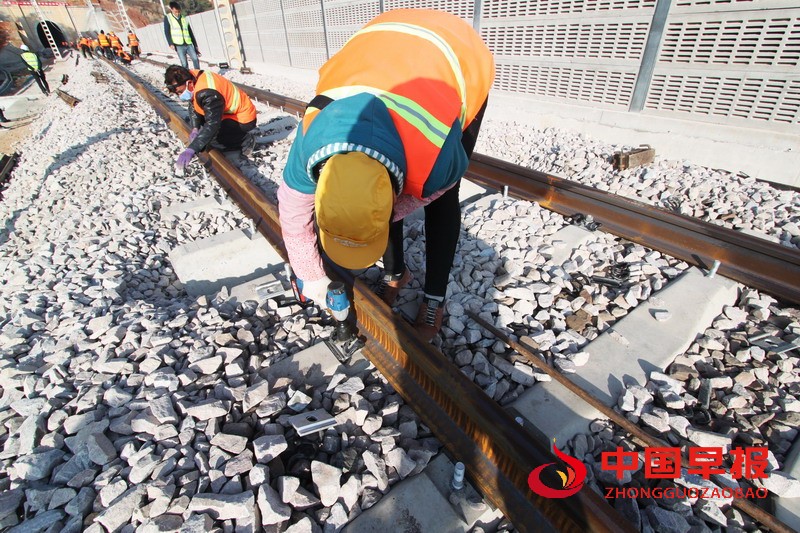 1610801020212507.jpg 图5-工人在紧固长钢轨。.jpg