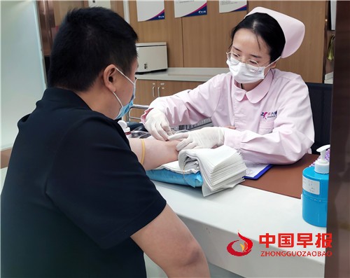 员工体检中心进行抽血.jpg
