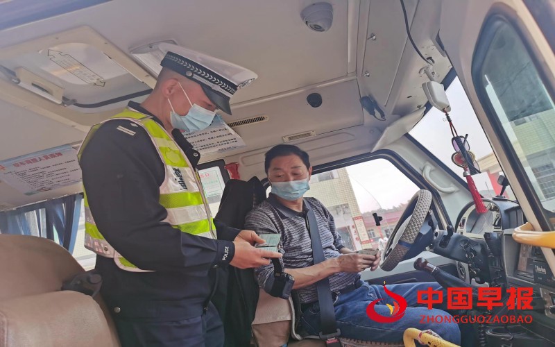 交警查看驾驶员驾驶资质.jpg