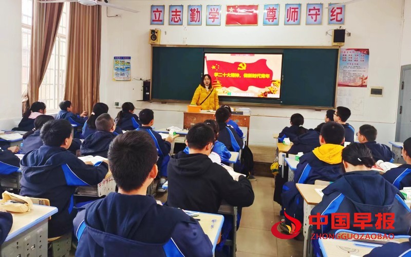 学习党的二十大精神进课堂照片.jpg