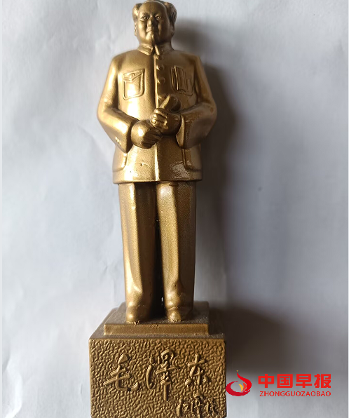 3毛主席铜像.png