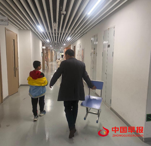 一位校长的弯腰，藏着师者最本真的模样(图2)