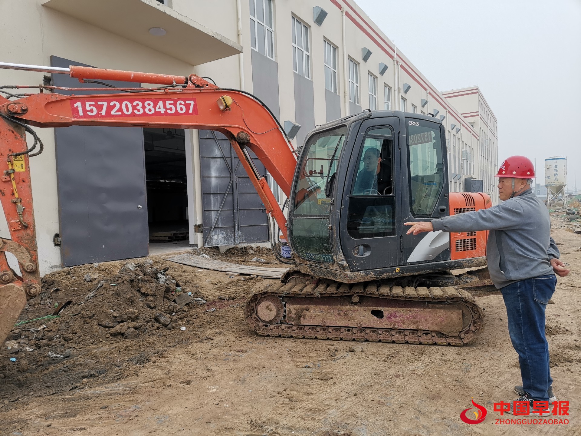 1605883430207009.jpg 沧州永阔隆项目生产经理刘金德在施工现场指挥作业.jpg