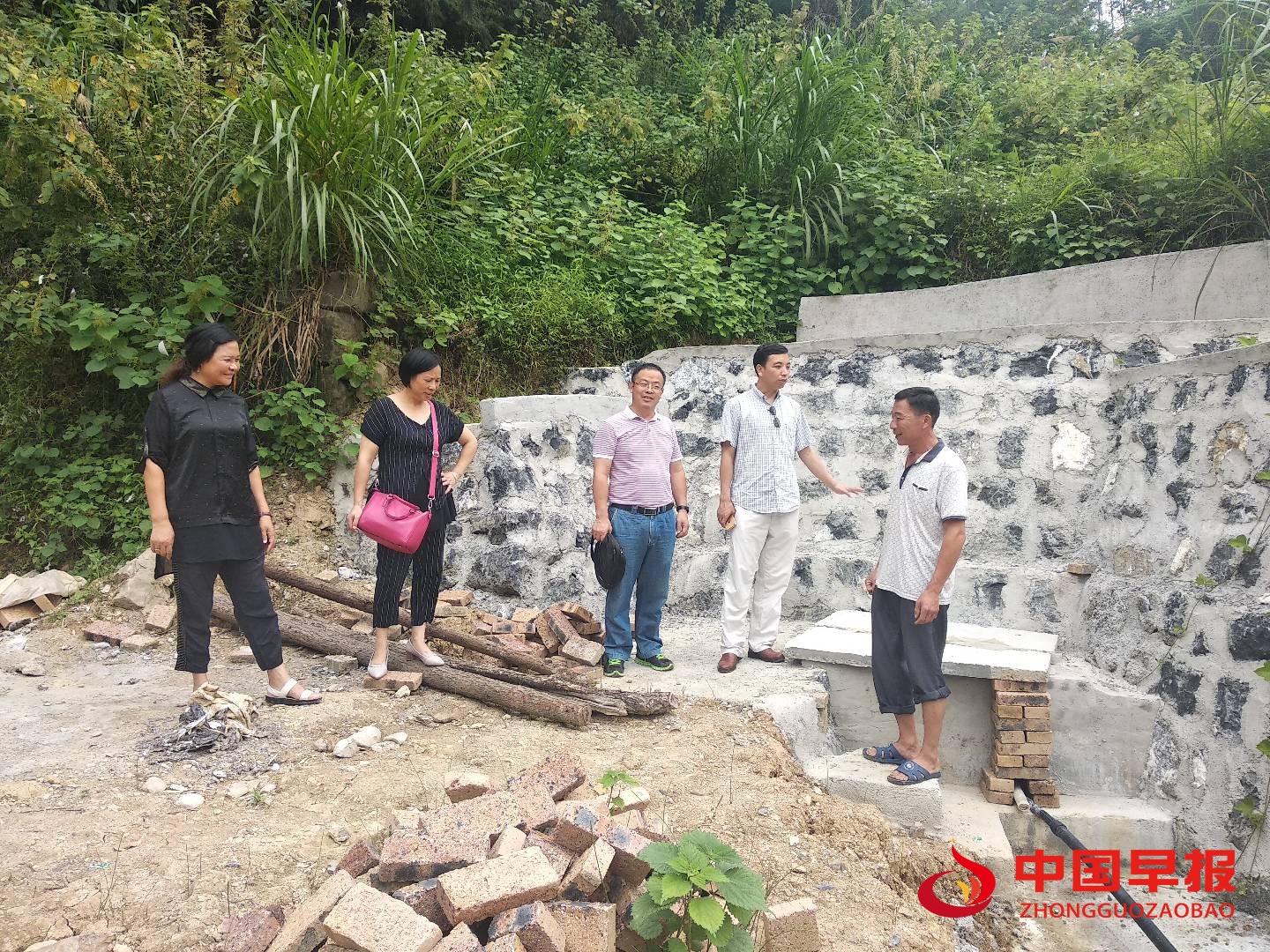 1607390956174268.jpg 副局长李卫华(中)在督查农村安全饮水.jpg