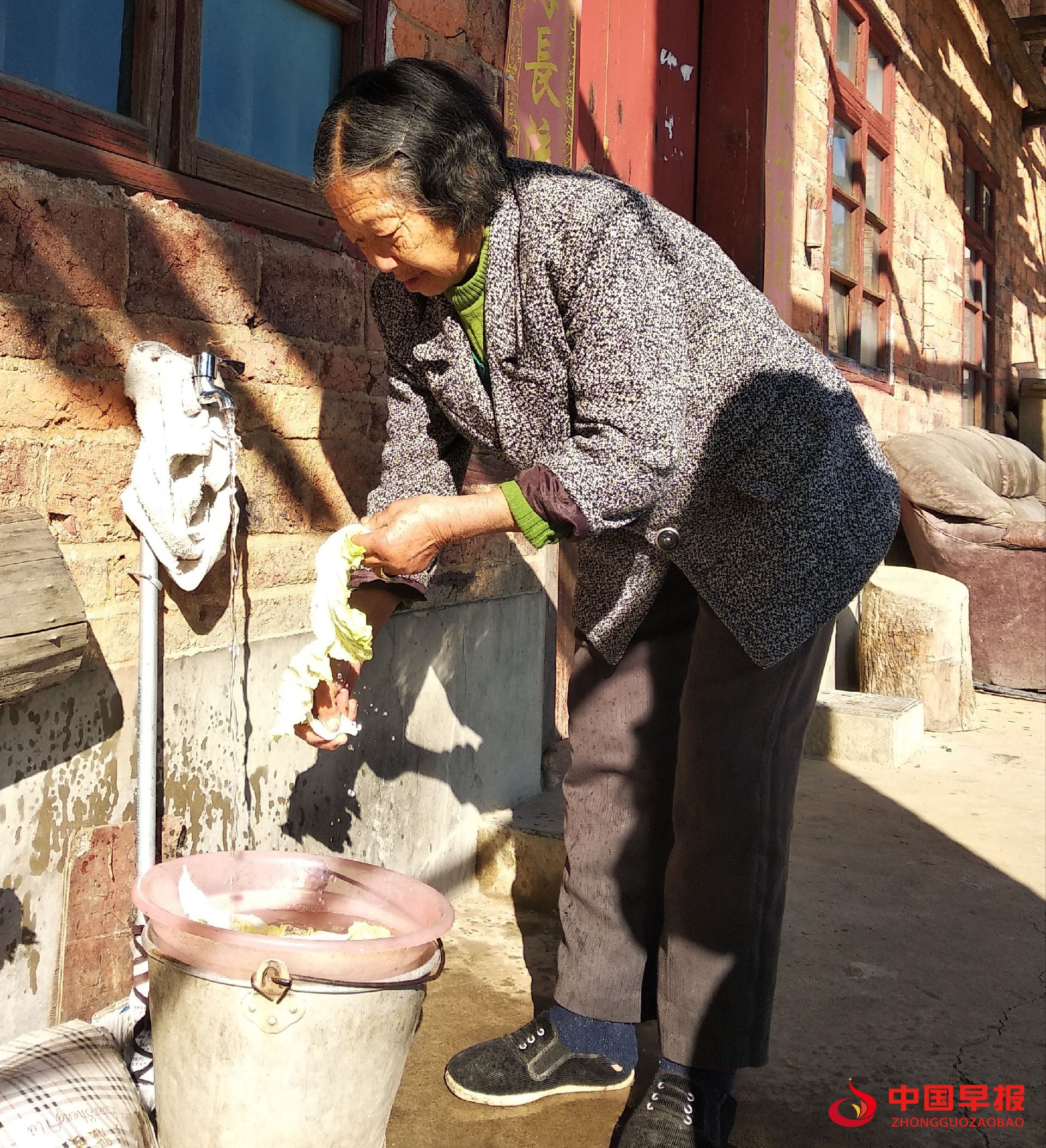 1607391027997174.jpg 村民在洗菜.jpg