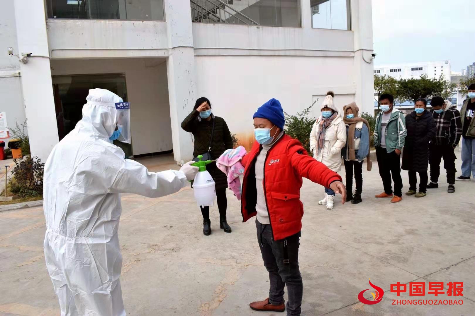 1611830115978256.jpg 图为为返乡人员消毒1.jpg