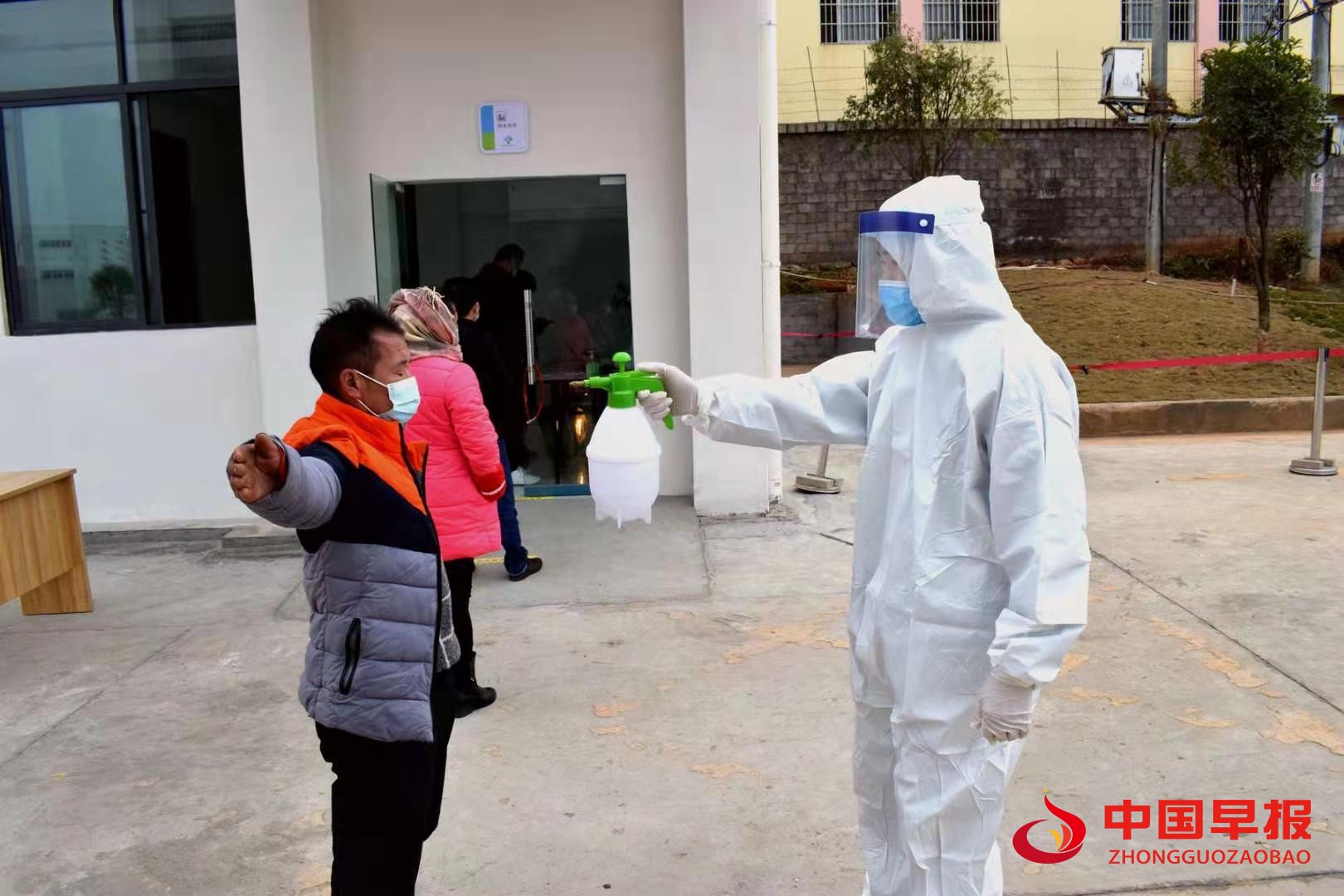 1611830195208483.jpg 图为为返乡人员消毒.jpg