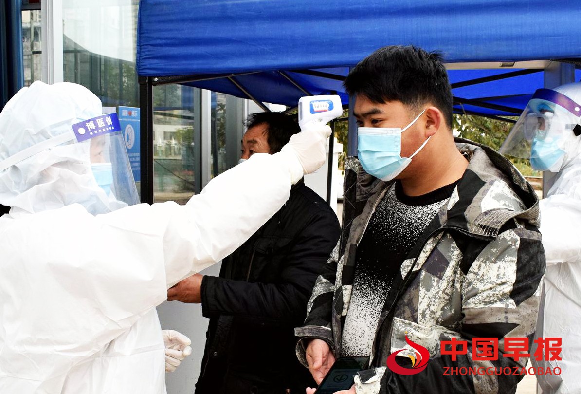 1611830271848160.jpg 图为为居民测量体温.jpg