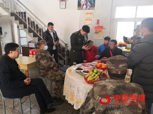 1612190238114082.jpg 黄龙镇为二等功战士家属送喜报1.jpg