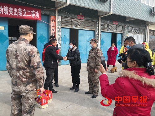 1612190254185832.jpg 黄龙镇为二等功战士家属送喜报2.jpg