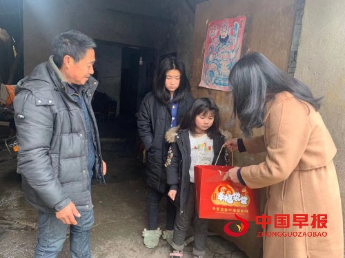 黄龙镇团委为留守儿童送新年大礼包_编辑.jpg