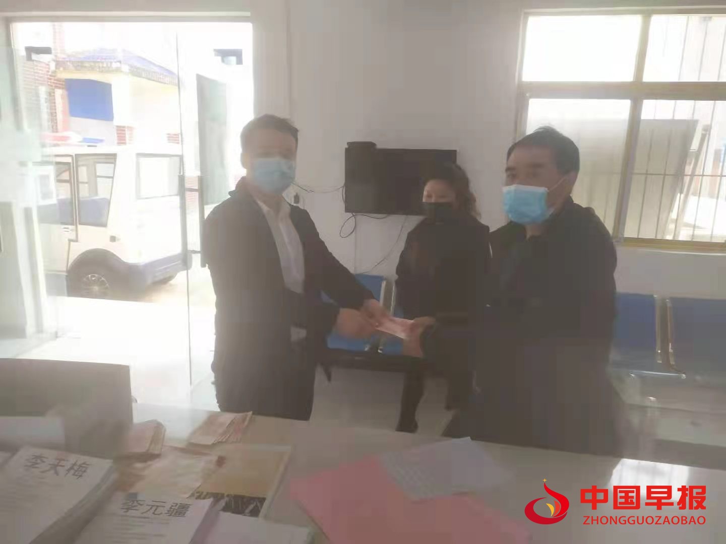 1612831037603146.jpg 黄龙叶康桂慰问困难群众2.jpg