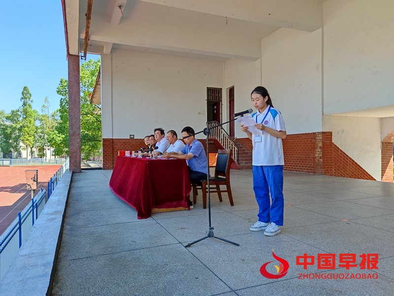 6、九年级学生代表发言.jpg