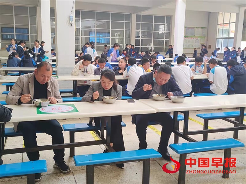5、与师生一起就餐餐.jpg