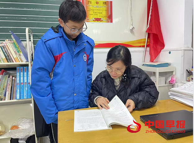 谭老师辅导学生.png