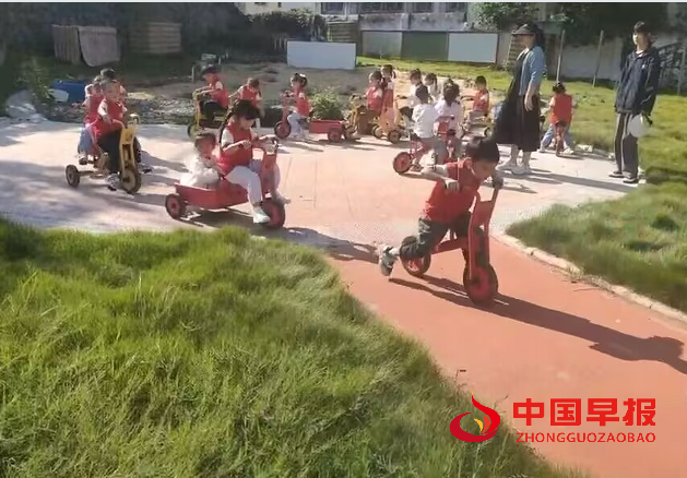 2幼儿骑车.png