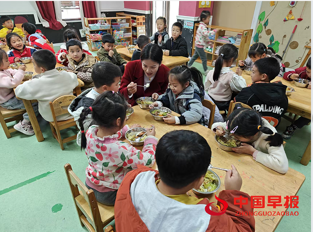 5家长进餐.png