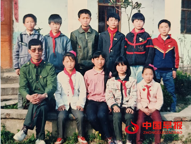 王光兴和学生合影.png