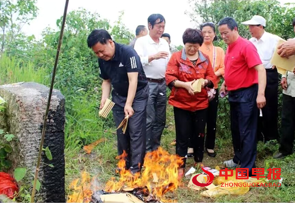 方燕华同学扫墓.png