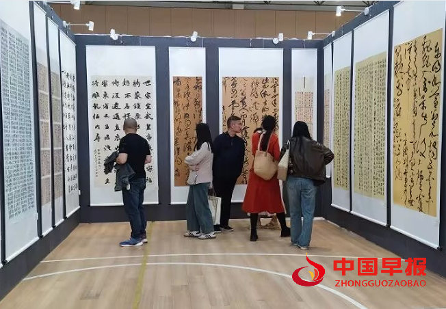 10参观书展.png