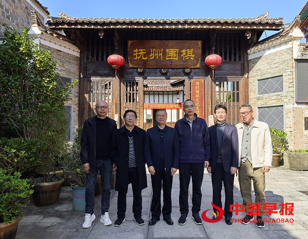3谭文革合影.png