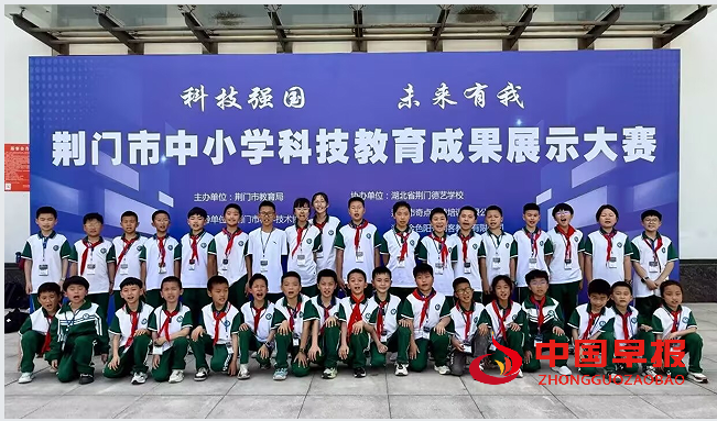 1沙洋一小合影.png