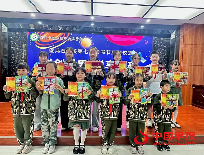3学生合影.png
