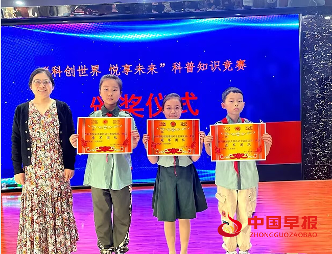 9雷校长和获奖学生.png