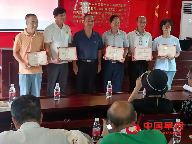 5颁发顾问聘书.png