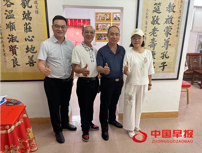 参观书画.png