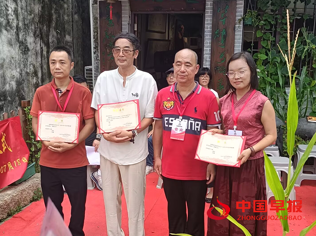 9颁发顾问聘书.png