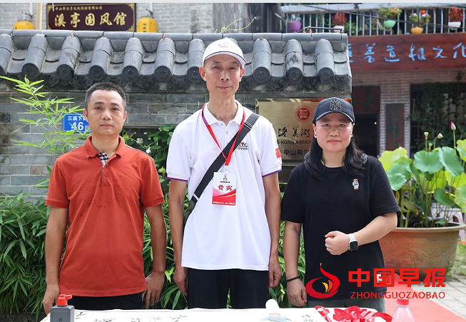 10记者王光兴与潘总合影.png