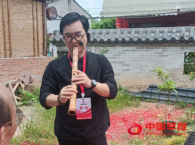 11周老师乐器演奏.png