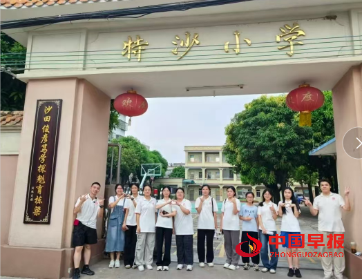 2老师合影.png
