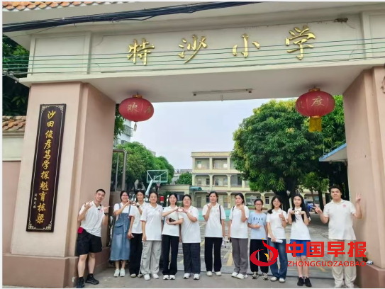 2老师合影.png