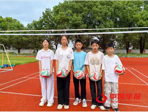 4学生合影.png