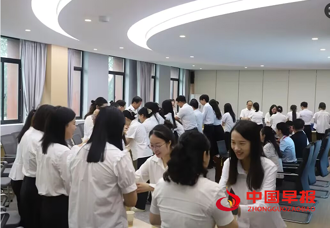 5青方教师鞠躬.png