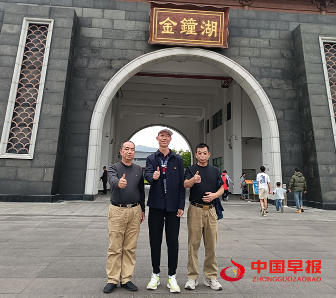 1765517256148975.png 邹王何金钟胡合影.png